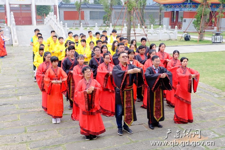 参观遂溪孔子庙，行祭孔拜师礼.jpg