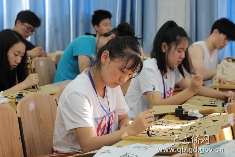 学习中国书法.jpg