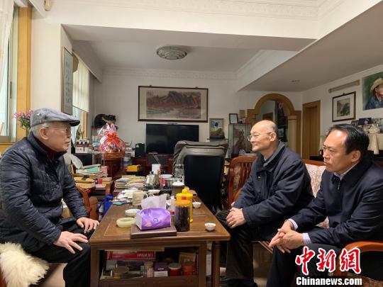 中国侨网赵阳(图中)拜会中国华文教育基金会顾问委员会主席卢瑞华(图左) 粤分 摄