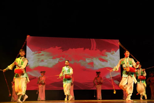 　中国东方歌舞团献上了具有中国文化特色的舞蹈《卯兔邀月》和《长穗花鼓》。