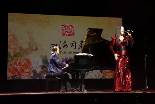 郭蓉带来了《长江之歌》《红旗飘飘》等拿手曲目，演唱和小提琴演奏巧妙融合，使观众领略了创新的中国音乐表演形式。