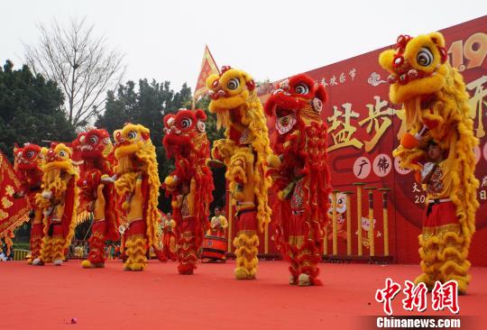 广州、佛山两地共约200头龙狮在大会上共舞。　刘成 摄