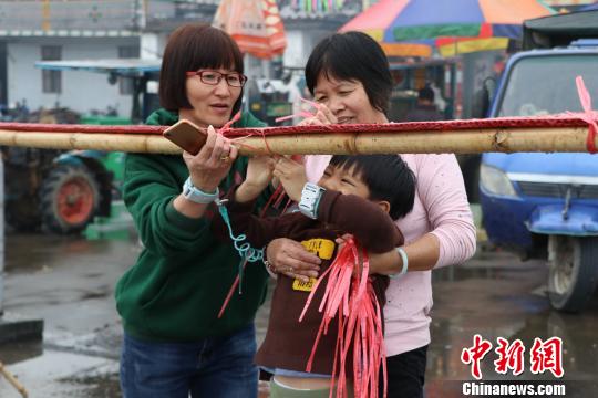 端芬镇平洲村村民在绑新丁炮 黄绮玲 摄