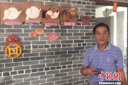 邵成村讲解灰塑的制作工艺流程 李凌 摄