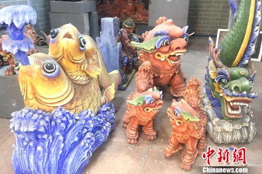 邵成村的灰塑作品 李凌 摄