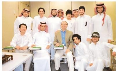 　　北京语言大学教师曾到沙特国王大学给该校中文专业学生讲授茶艺。图为教师与学生们合影。(新华网)