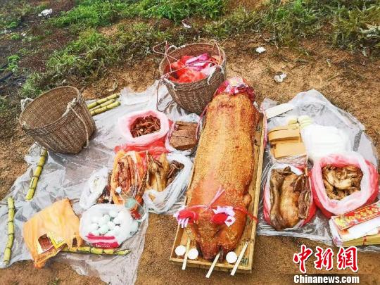 台山人行山祭祖用的食品分量足 李晓春 摄