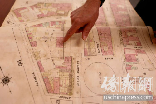 一份历史资料上显示的老中国城的商业地图。(美国《侨报》/邱晨 摄)
