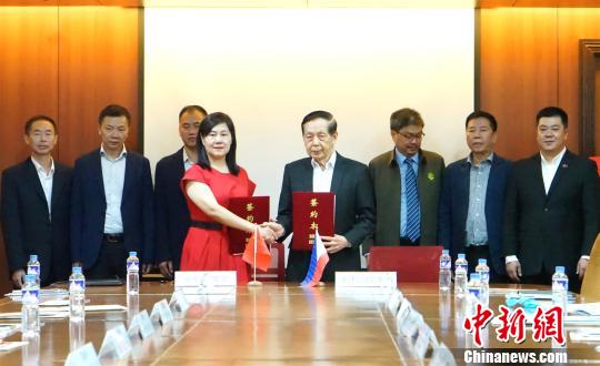 3月26日汕头市贸促会会长程晓群(左)与菲律宾华人银行家联谊会会长、国信集团章肇宁主席(右)见证汕头市驻菲律宾经贸代表处在马尼拉成立。　关向东 摄