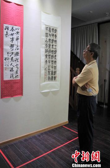 中国侨网展览展出48幅郑一峰先生的作品。　黄禧燕　摄