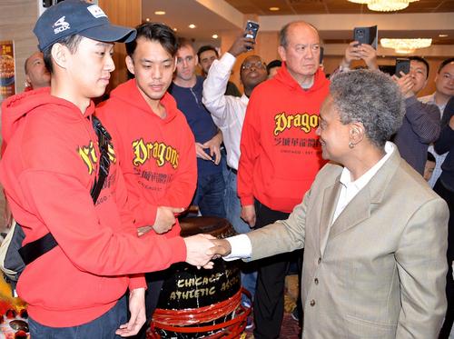 中国侨网当选市长莱特福特与欢迎她的华龙体育社青年握手。（图片来源：《芝加哥华语论坛》张大卫/摄）