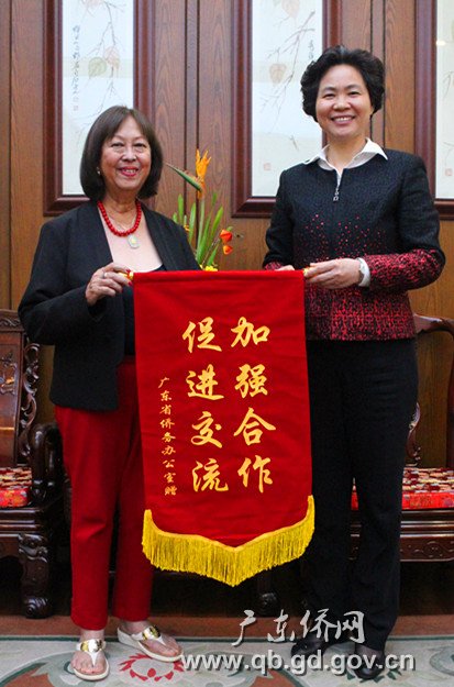 庞国梅副部长（右）会见原多米尼加驻华商代处代表吴玫瑰.jpg