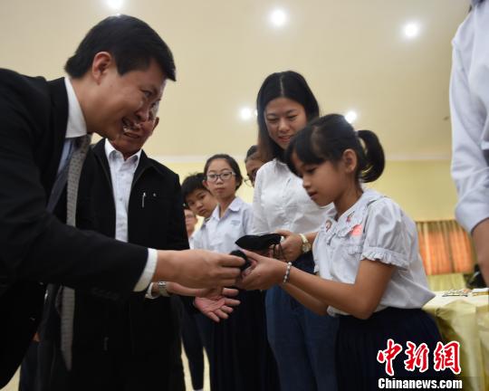 《文化扎根》系列纪录片在柬埔寨华校首播