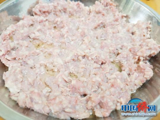 中国侨网冲菜剁肉饼　郭军　摄