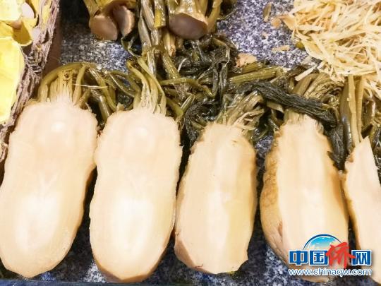 切开销售的冲菜 郭军 摄