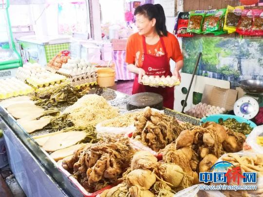 台山台城富城市场销售冲菜的副食档 郭军 摄