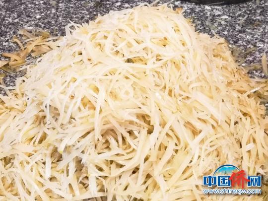 切成丝销售的冲菜 郭军 摄