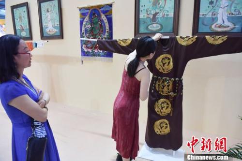 图为北京服装学院敦煌服饰文化研究暨创新设计中心楚艳、崔岩两位老师制作的《绝色敦煌服饰》亮相文博会。