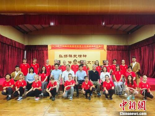 中国侨网2019匈牙利青少年南粤文化行”开营典礼上的大合影。卢育辛摄