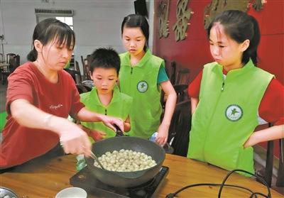 中国侨网青少年现场学习“糖不甩”制作。