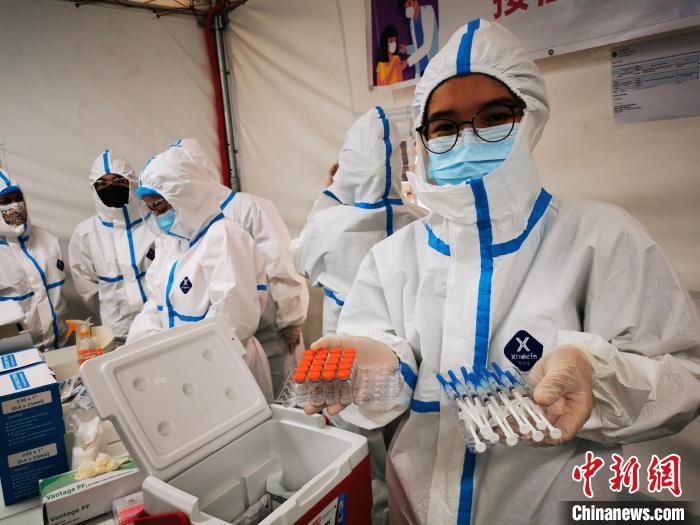接种人员在检查已经准备好的疫苗。　关向东 摄