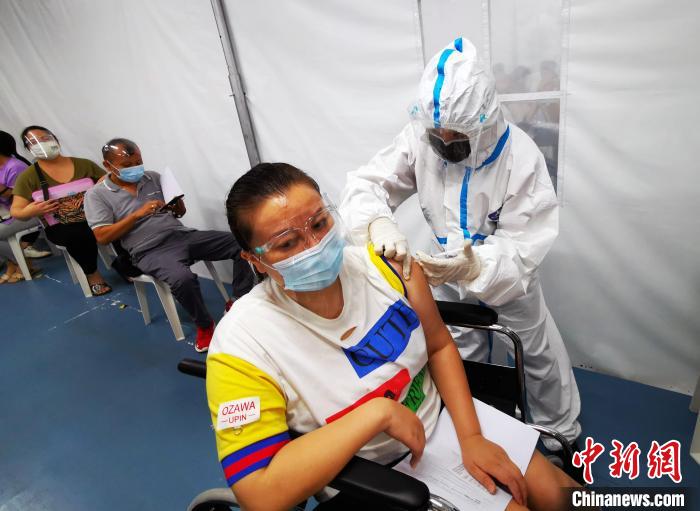 接种人员在为在菲华侨华人施打疫苗。　关向东 摄