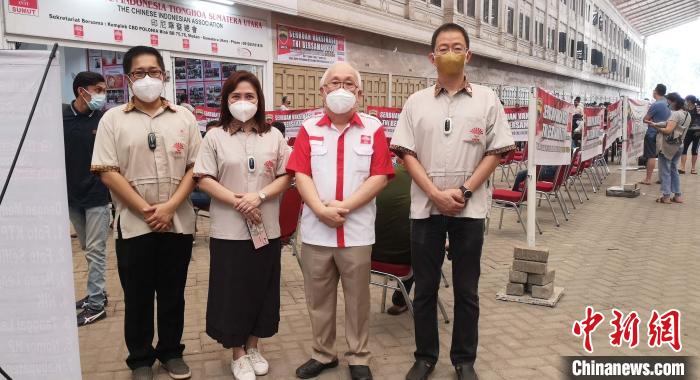 图为印尼华裔总会执行主席黄印华(右二)与该会工作人员在疫苗接种现场。　黄印华 供图