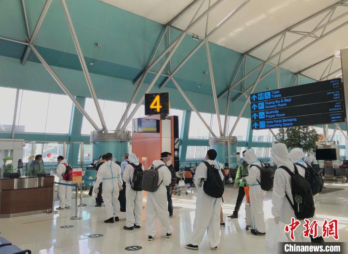 图为旅客有序登机。　徐捷 摄