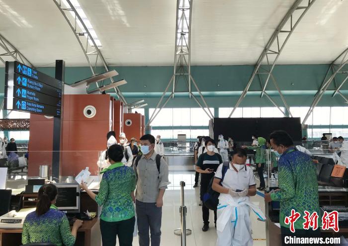 图为厦门航空值机员查验旅客登机手续。　徐捷 摄
