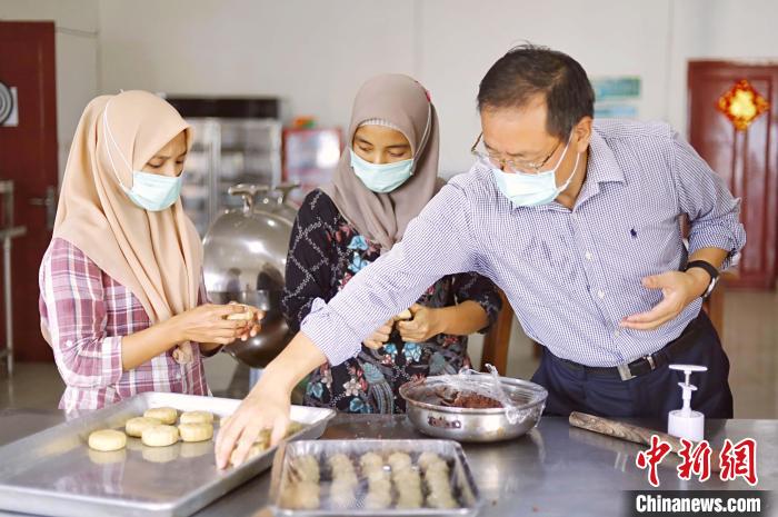 印尼中企两国员工月饼DIY（图）