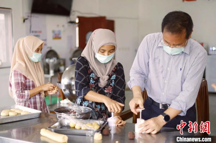 图为印尼籍员工学习做中秋月饼。　唐学涯 摄