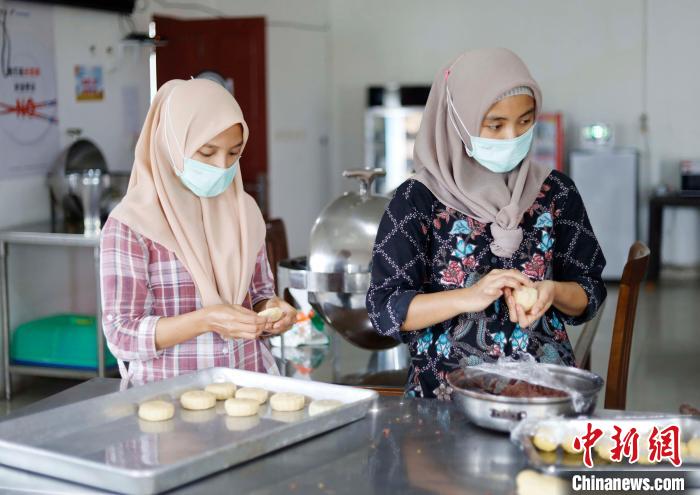 图为印尼籍员工学习做中秋月饼。　唐学涯 摄