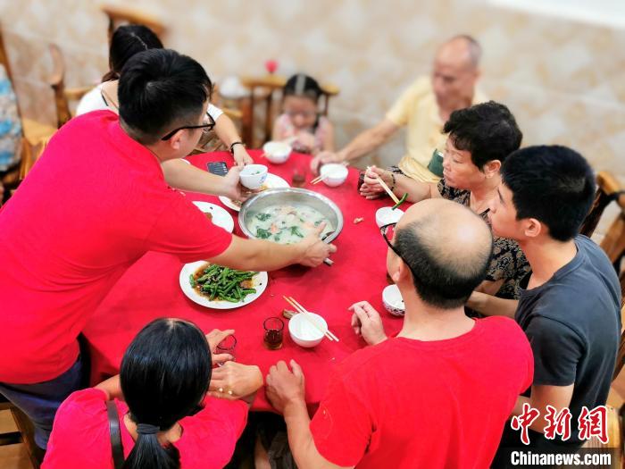 “芋头糍水”是冲蒌圩华东楼餐厅近期的网红菜式 李晓春 摄
