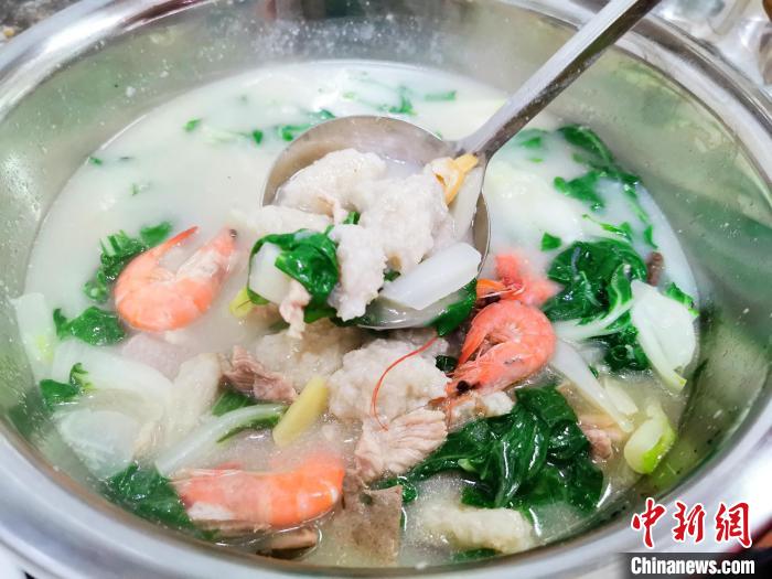 用不锈钢盆上桌的“芋头糍水”分量十足 李晓春 摄