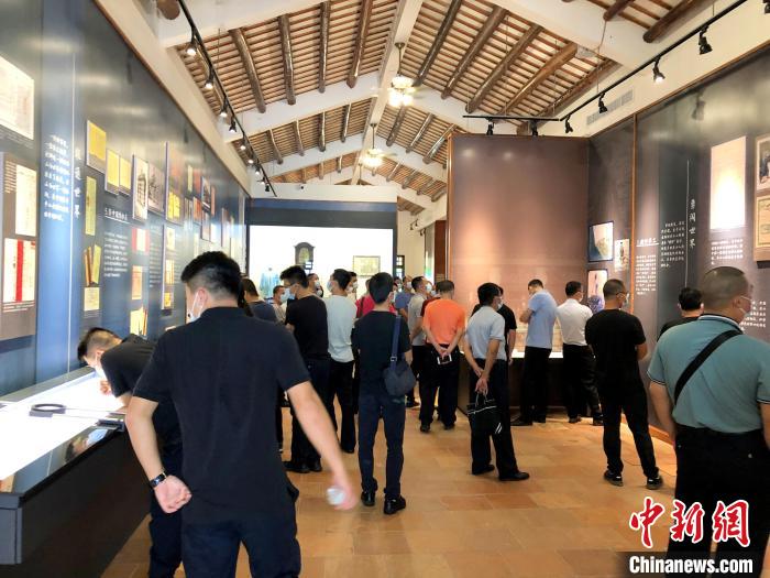 国庆假期，台山市银信博物馆人头攒动 刘凯伦 摄