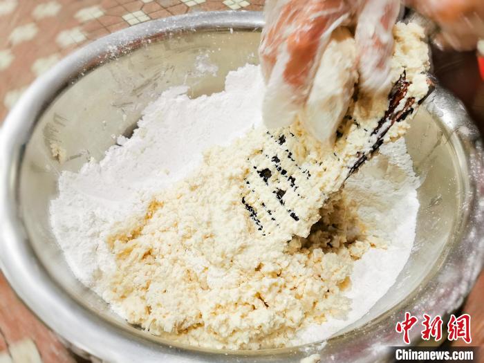 手工磨芋是制作“芋头糍水”的关键环节 李晓春 摄