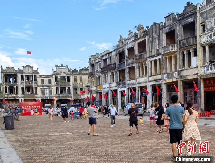 国庆假期期间，汀江圩游人如织。　冯海琳 摄