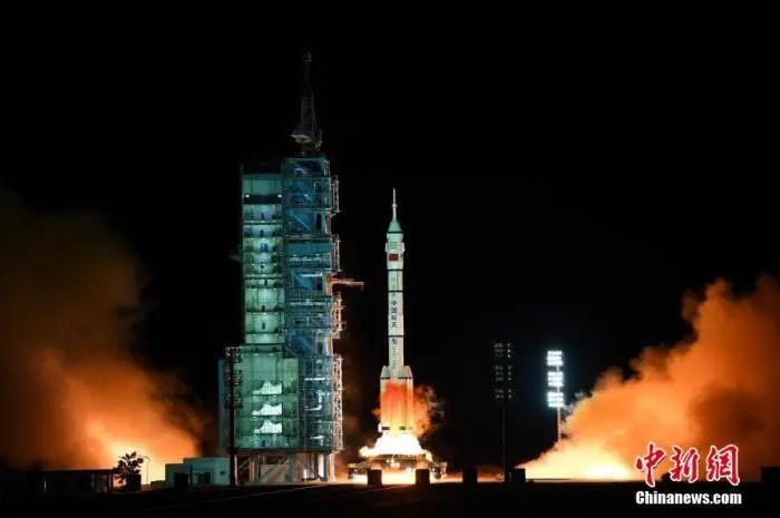 据中国载人航天工程办公室消息,北京时间2021年10月16日0时23分,搭载神舟十三号载人飞船的长征二号F遥十三运载火箭,在酒泉卫星发射中心按照预定时间精准点火发射,约582秒后,神舟十三号载人飞船与火箭成功分离,进入预定轨道,顺利将翟志刚、王亚平、叶光富3名航天员送入太空,飞行乘组状态良好,发射取得圆满成功。图片来源:人民视觉 图片