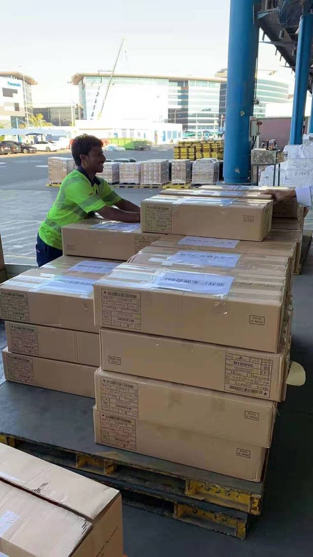 阿联酋广东商会暨同乡会首批捐赠的12万套防疫用品。