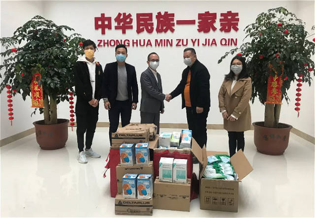 巴西江门五邑青年联合会副会长谭子超“背”回家乡的防护用品。