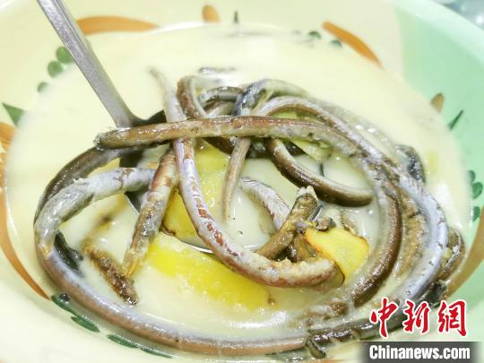血鳝煮酒(菜名) 李晓春 摄