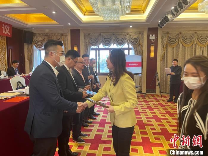 图为广东省侨联党组书记颜珂在为获奖者颁奖。　宋秀杰 摄