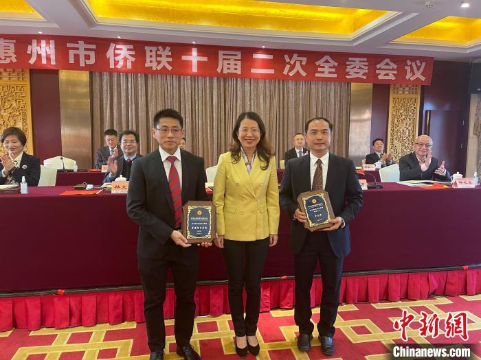 图为广东省侨联党组书记颜珂在为获奖者颁奖。　宋秀杰 摄