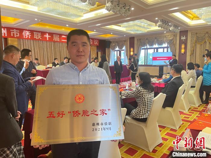图为叶挺将军家乡的代表叶显威在领奖。　宋秀杰 摄