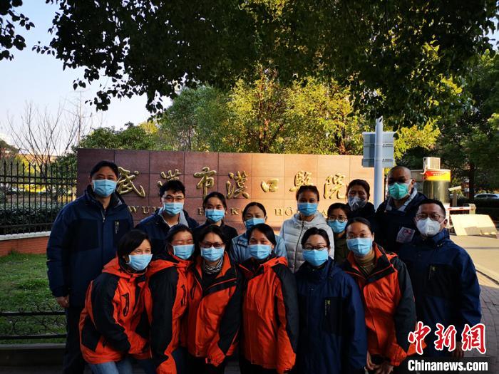暨南大学附属第一医院第二批驰援湖北医疗队15名队员在汉口医院门口集结，进入病区前合影。　受访者供图 摄