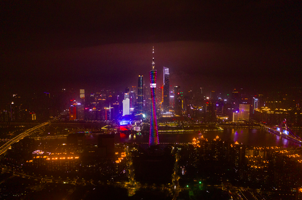 3月7日晚，广州塔亮灯致敬“广东最美她力量”。