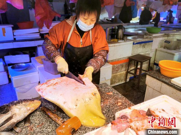 档主根据顾客要求切售新鲜浦鱼 李晓春 摄