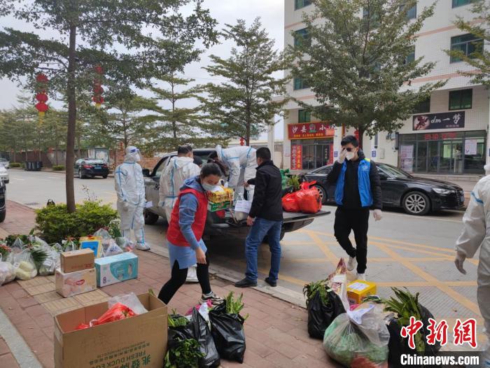 图为潼侨镇“党员先锋队”队员清点物资上车，准备配送。　潼侨镇供图