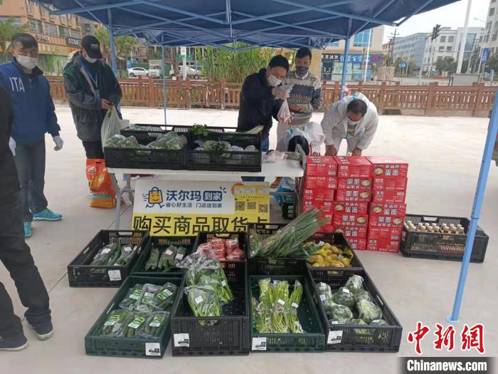 图为潼侨镇“党员先锋队”队员给居民送物资。　潼侨镇供图