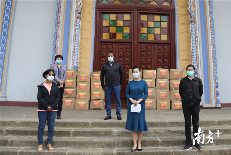 埃塞俄比亚总理阿比·艾哈迈德·阿里（后排右一）出席捐赠仪式
